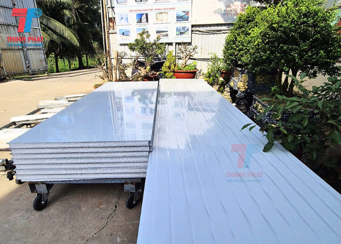 tấm panel eps dày 5cm bề mặt để phẳng và cán gân mờ