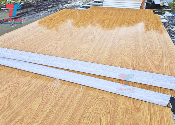thi công trần panel màu vân gỗ dày 5cm