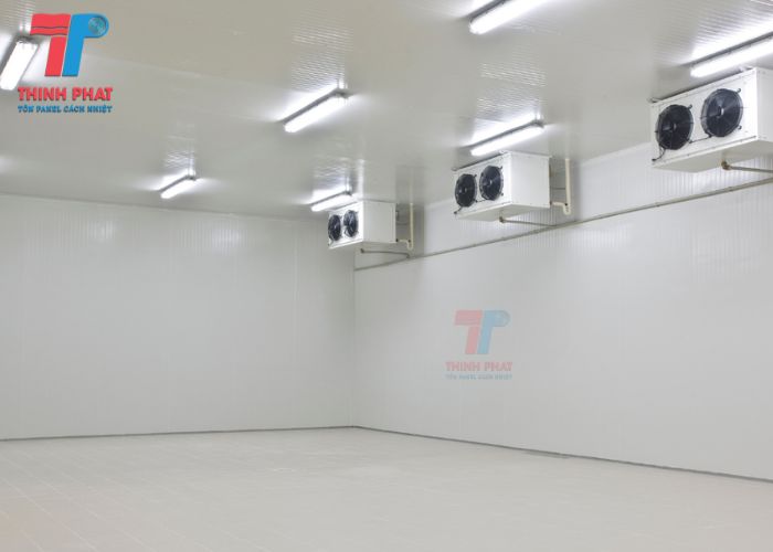 treo thiết bị lên vỏ kho lạnh