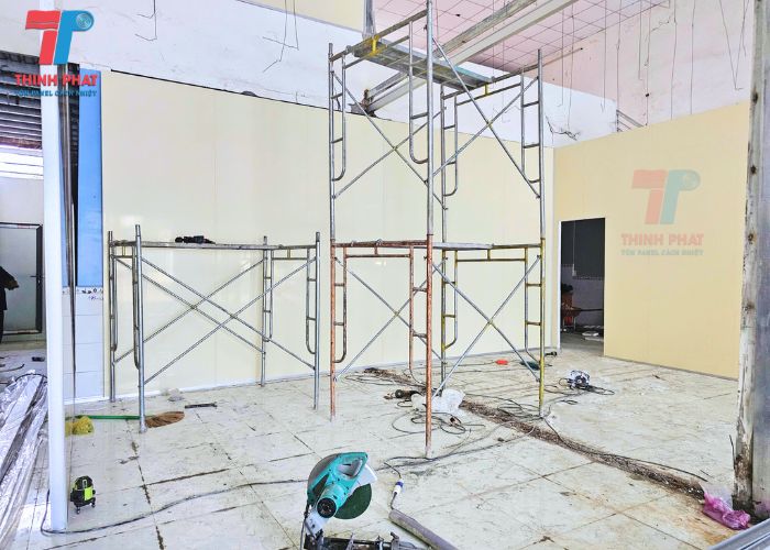 xử lý các vị trí góc khi lắp vách panel