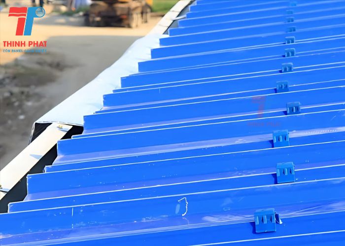ke chống bão phụ kiện mái tôn