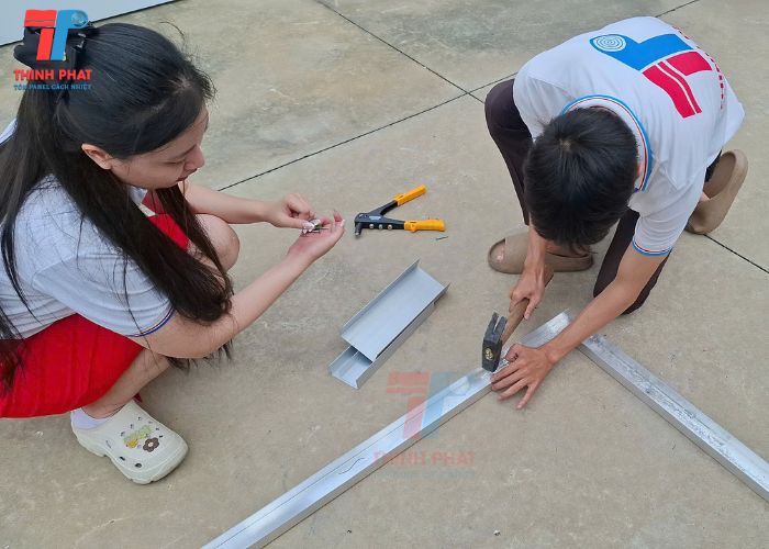 thi công thanh u phụ kiện lắp tấm panel